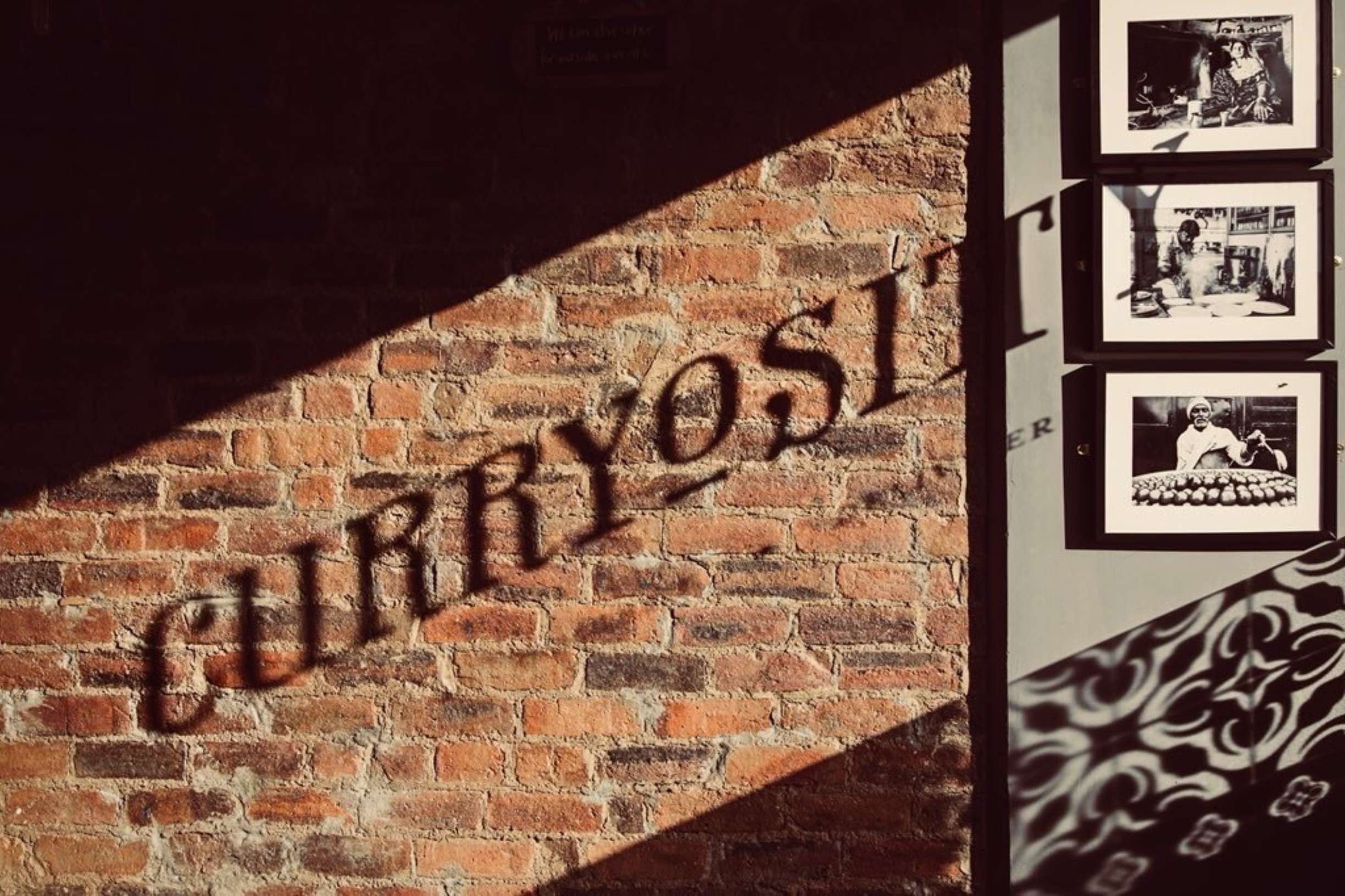 Curryosity Shadow Logo